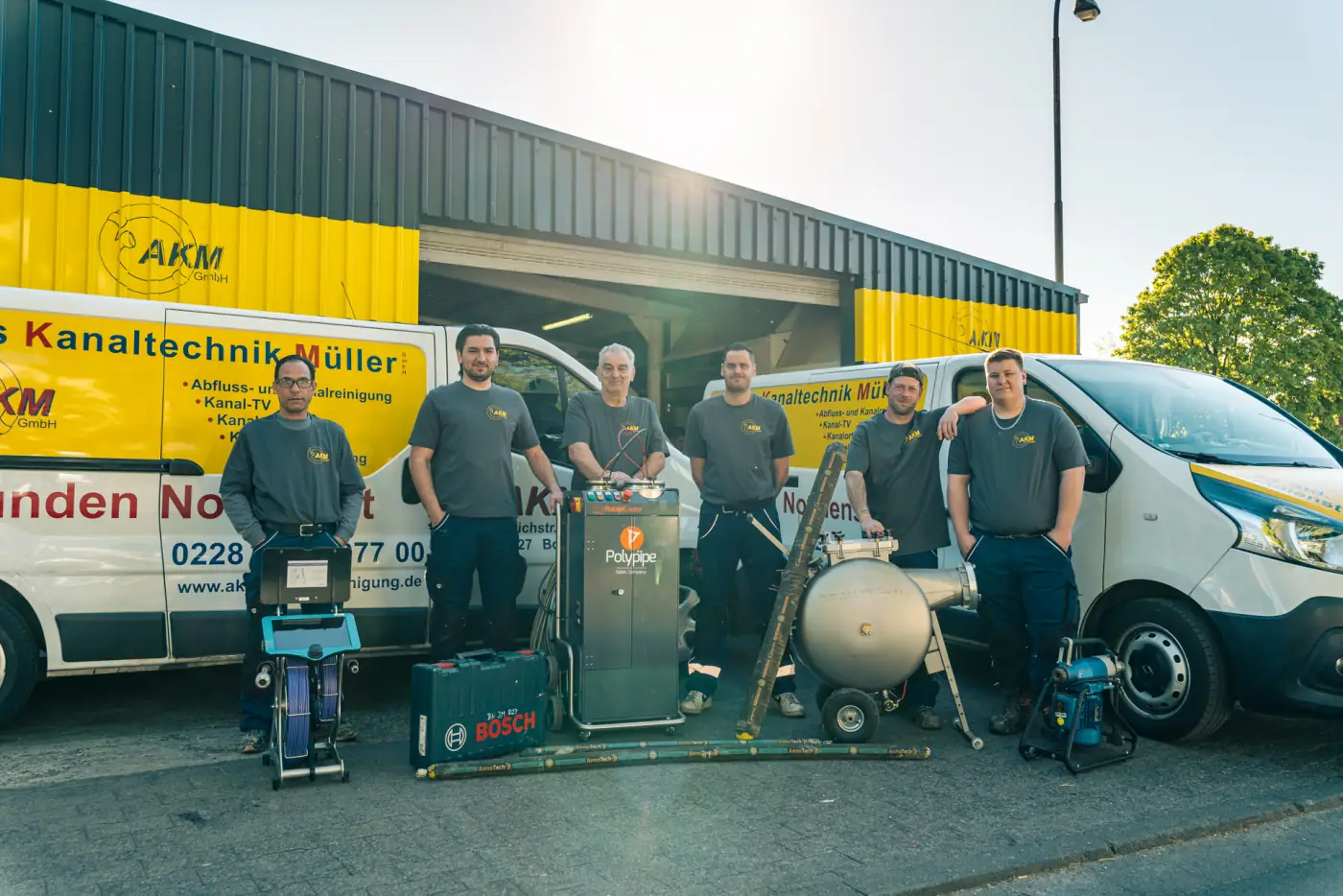 Team der Abfluss Kanaltechnik Müller GmbH mit Polypipe-Equipment für Fallrohrsanierungen