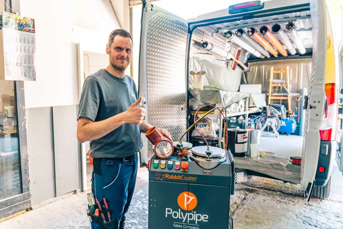 Techniker der Abfluss Kanaltechnik Müller GmbH mit Polypipe-Sprühverfahren-Maschine