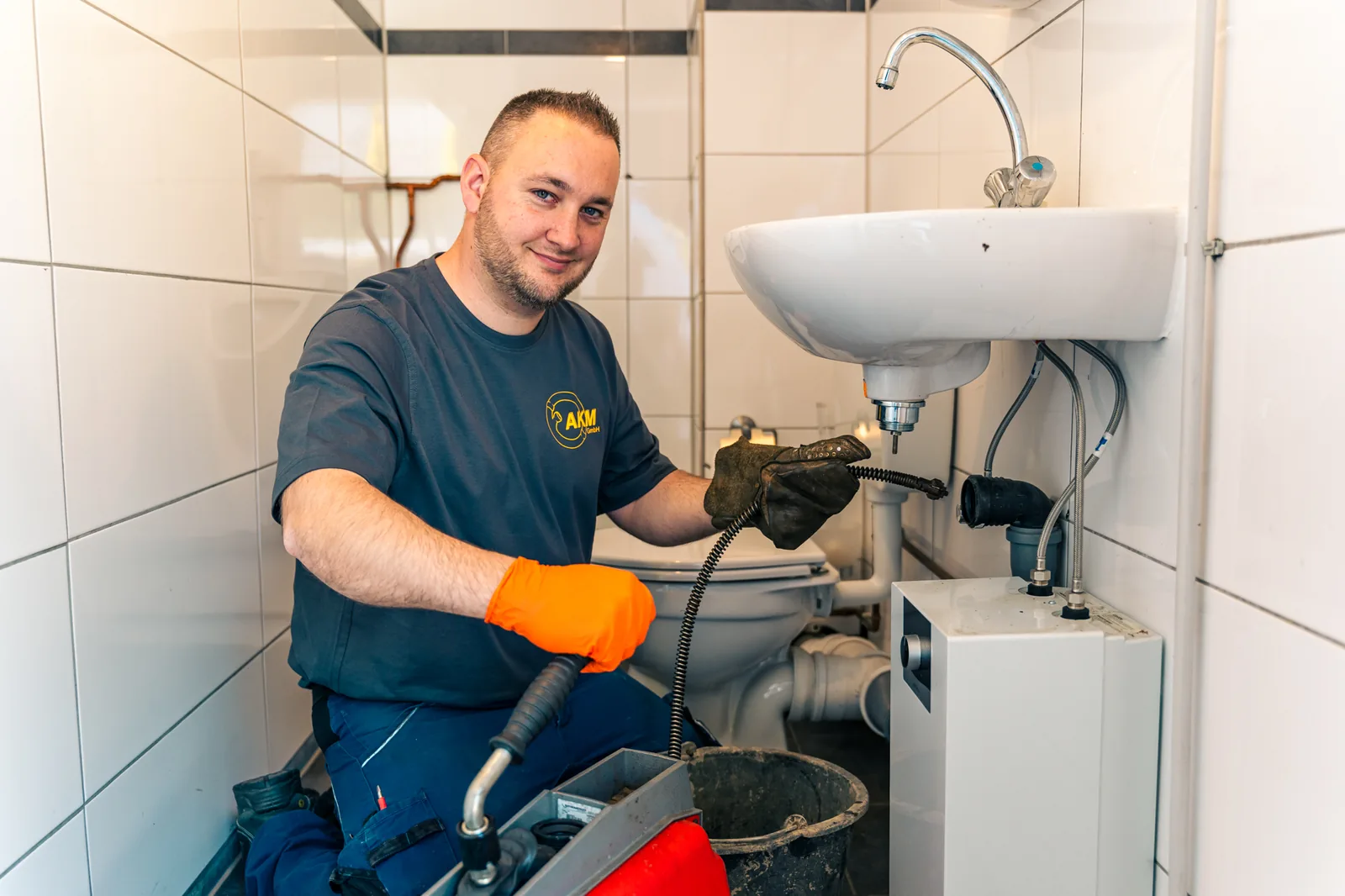 Besorgter Hausbesitzer spricht mit Techniker über Wasserschaden durch verstopftes Rohr