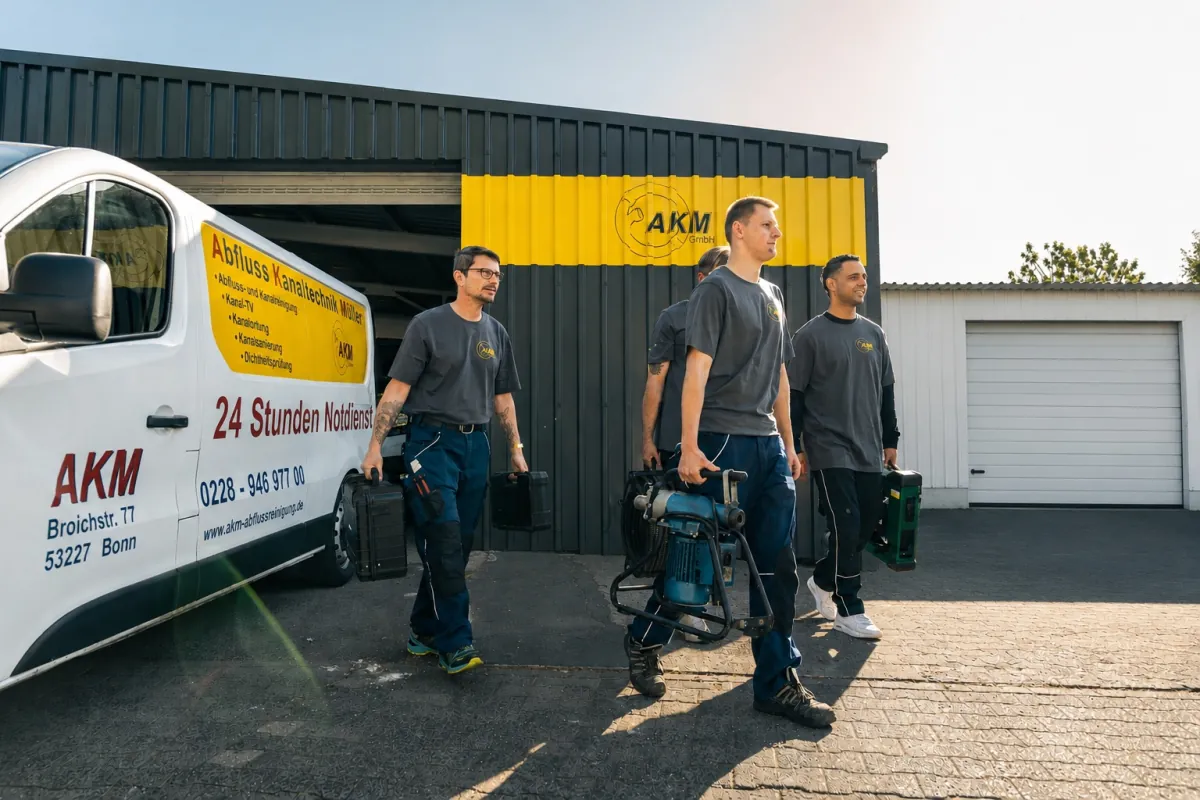 Techniker der Abfluss Kanaltechnik Müller GmbH mit Equipment für eine Rückstausicherung