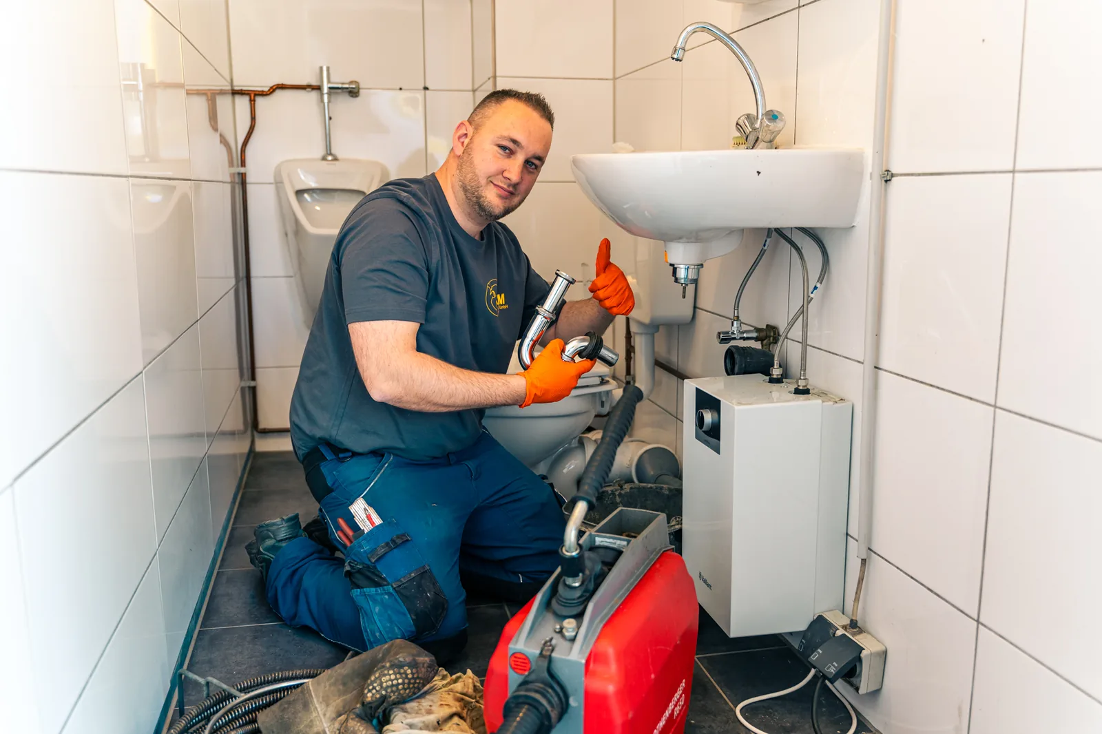 Techniker beruhigt Hausbesitzer bei einer verstopften Toilette